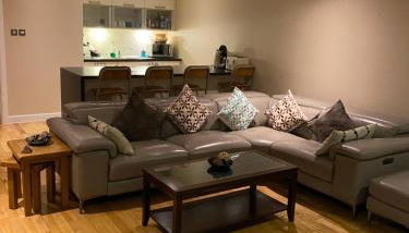 City Centre 2 bedroom apartment, secure parking. - Foto 2