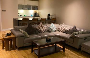 City Centre 2 bedroom apartment, secure parking. - Foto 2