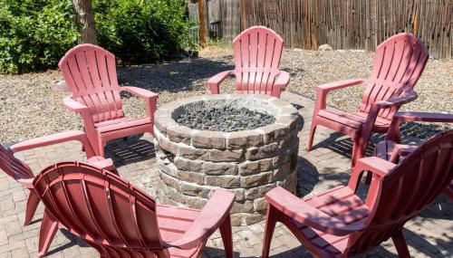 Light-filled retreat w hot tub & firepit - Foto 5