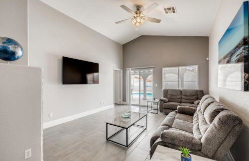 Luxurious House With A Pool, Spa, and Patio, Sleeps 6 Comfortably - Foto 21