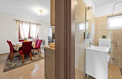 Awesome Home In Tinj With Jacuzzi - Photo 26