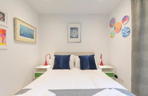 Architect-Designed Luxury Retreat 3BR Chessington - Pass the Keys - Photo 25