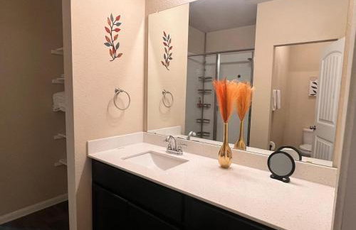 Spacious 4BR Home w Game Room Office Backyard - Foto 14