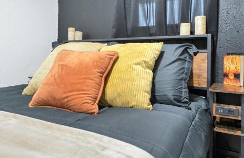 Walk to Stadium, 2 Parking spots, Dog Park, BBQ - Foto 8