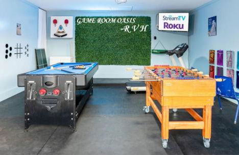 Ultimate Game Room Oasis for 12 - Private Patio - BBQ - 2 Kings - 6 TVs - Full-Body Massage Chair - Foto 1