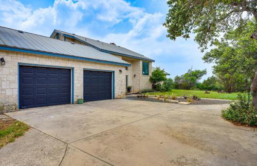 Modern Fischer House with Deck, Fire Pit and Hot Tub! - Foto 37