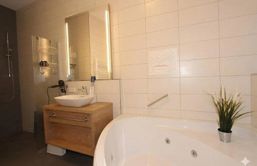 FeWo Auszeit am Lift I Direkt an der Skipiste I Whirlpool-Wanne I Tiefgaragenstellplatz I 2min zum Wanderweg - Foto 13