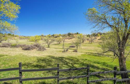 Secluded Westside Cottage - King Bed, Hot Tub, Views, Near Parks and Trails! - Foto 39