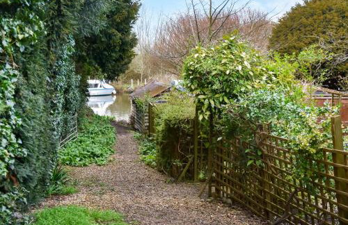 Riverside Retreat - Photo 6