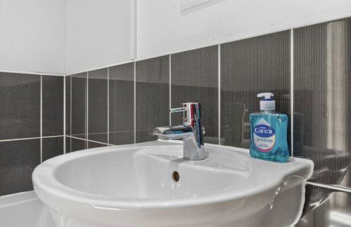 Spacious 4BR Newport Home - Ideal for Families & Groups - Foto 16