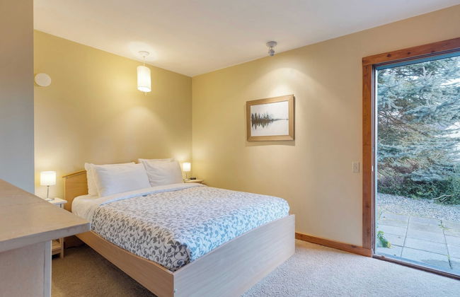 Deck Views, Fire Pit, Pool, 3 Mins to Beach Madrona Tree Retreat by Avantstay - Foto 30