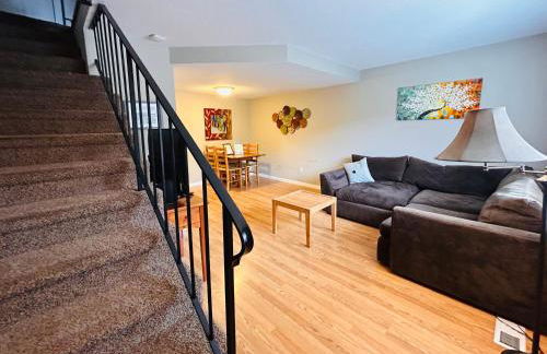 Luxe on Penn Family Friendly, Toddler amenities, baby proof with baby gate, toys, bath toys, cups and plates, Separate Workstation with Desk and Monitor, located in desirable SE Boise next to the Greenbelt and Boise River - Foto 1