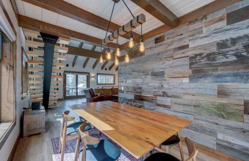 Extra Spacious 2BR Cabin w Office and Outdoor Deck - Foto 27