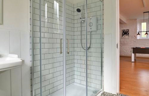 Finest Retreats - Luxury Converted Chapel with Hot Tub & Games Room - Photo 5