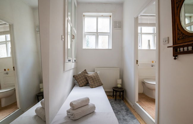 Classic Belgravia Home by Victoria Station by Underthedoormat - Photo 3