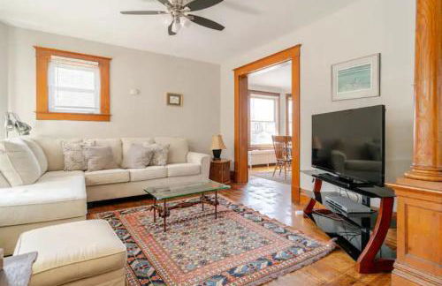 The Carew House Sleeps 10 Fenced 4BR Full Kitchen Steps2 YCP - Foto 2