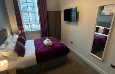 City Centre 4 Bedroom Apartment with Terrace Sleeps 10 by StaySavvy Accommodation - Foto 11