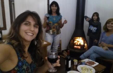 Chale de Madeira - Lareira e Fogueira---lindo gramado com mesa para café da manhã, churrasqueira e fogueira - Foto 4