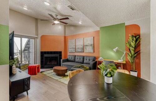 Serene King Suite Getaway - Sleeps 4 - Pool, Pkg - Foto 21