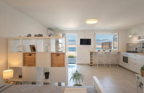 A White Cliffside Studio - Photo 9