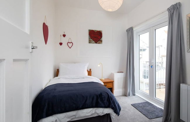 Stunning Beachfront Apt w Balcony Sea Views - Foto 57