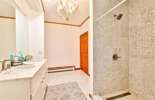 Stream-Side Atrium Home with Side Rooms & Pool Table - Foto 17