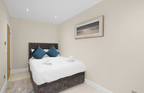 Modern Comfort 2-Bedroom, 2-Bathroom House - Photo 11