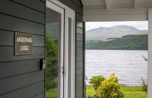 Ardeonaig Lodge with Hot Tub & Water Fronted Games room - Foto 6