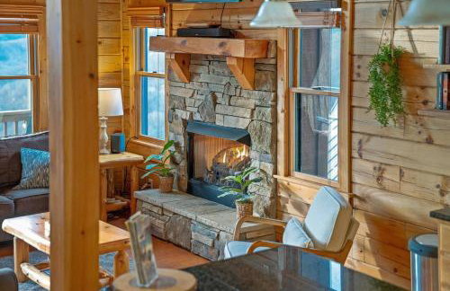 4BR Cabin with Ski Resort, Mtn Views & Hot Tub - Foto 152