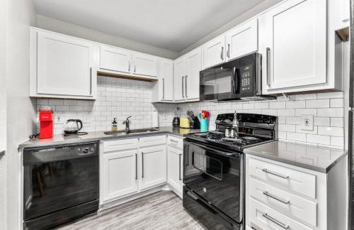 Spacious 2BR King Suites w Pool, Gym, Laundry - Close to Downtown - Foto 11