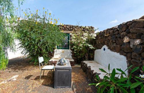 Bohemian Art House - 2BR in Yaiza & Garden - Photo 22