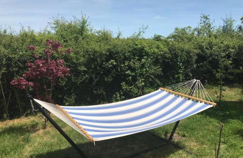 Shepherds Hut with Hot Tub - Foto 17