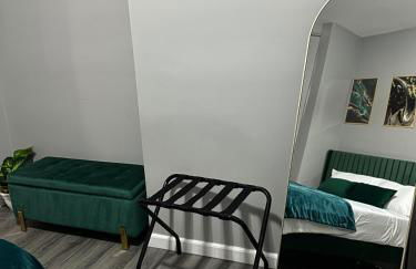 Cozy Stay with Games, 15 min to NYC, Private Backyard - Sleeps 6 - NEAR METLIFE STADIUM - Foto 19