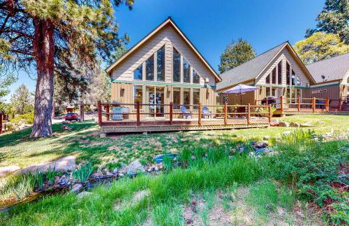 Gateway to Crater Lake! Resort Retreat with Pool - Foto 1