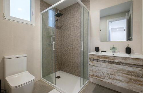 Modern, Stylish Apartment - Photo 16