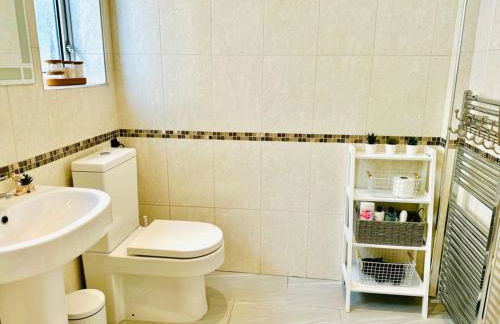 5 bedroom detached house sleeps 13 spacious Parking 5 mins driving to Bicester Village - Foto 59