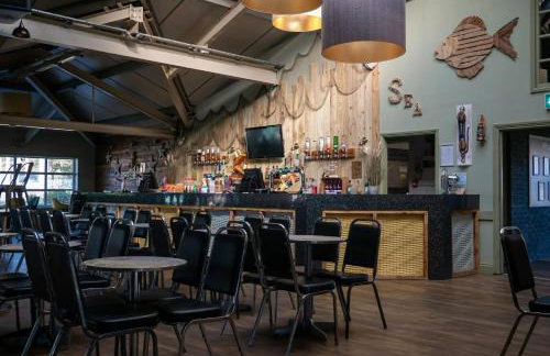 288, Two bed Chalet on Belle Aire Holiday Park - With private veranda, sleeps 5, pet friendly, free Wi-Fi, bed linen and towels included and onsite entertainment available - Foto 25