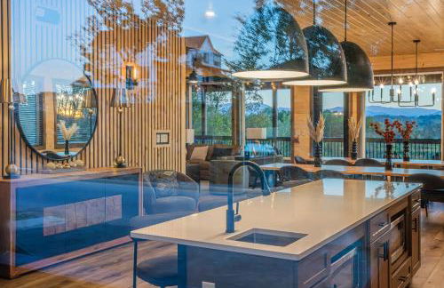 Luxury 12-Bedroom Cabin with Indoor Pool, Hot tub & Movie Theater, Sleeps 36 - Foto 4