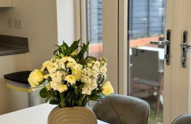 Parkside Luxury 3 bedroom home, 5 min to Ebbsfleet Station and has free Parking - Foto 12