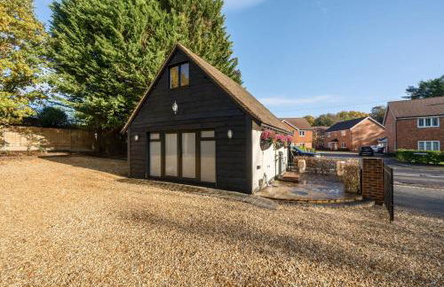 Romantic getaway UK with Private Sauna, King Bed, WiFi 517mbps & EV Charger - Photo 2