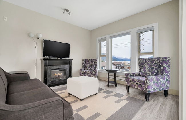 Rooftop Paradise Luxe 2BR Lake Views - Photo 20