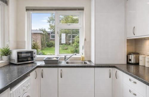 Large 5-Bedroom Home, Perfect for Long Stays & Team Accommodation - Foto 74