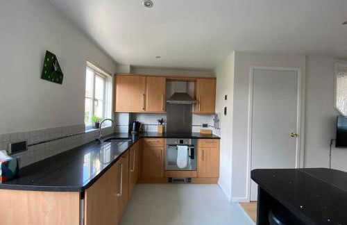 2 Bed House in Hampton - Free parking - Foto 13