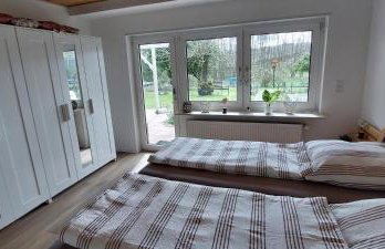 Tolle Untergeschoss-Wohnung für bis zu 5 Personen mit großem Garten und Terrasse - Photo 20