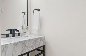 Modern 4 Bed in Quail Hollow - Foto 20