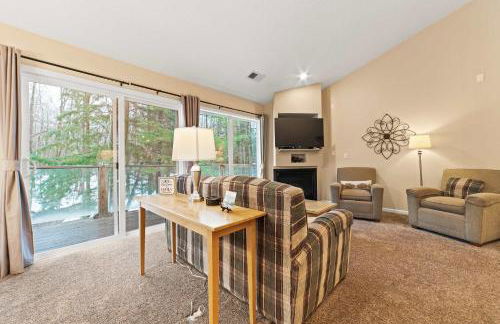 New, Spacious and charming, with a river view, conveniently located near skiing and golf - Foto 6