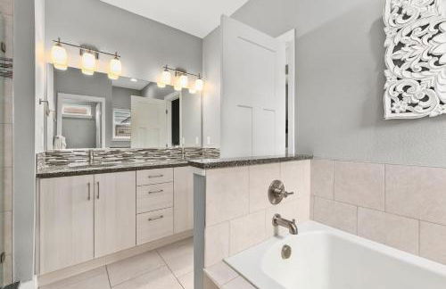 Contemporary Gem - Rooftop Deck & Private Hot Tub! - Foto 34