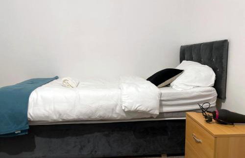 Lovely Spacious House Family & Contractor Friendly 3 Bedroom Near Leeds Centre Sleeps 8 - Foto 16