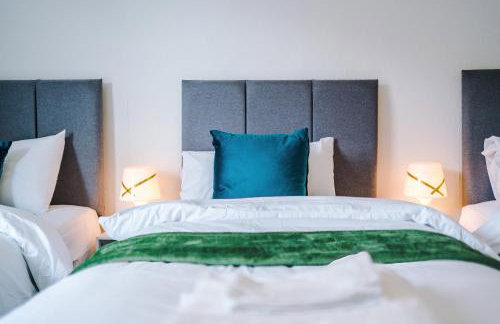 Spacious 5 bedroom house near Leeds City Centre sleeps 12 suits contractors with free parking - Foto 62