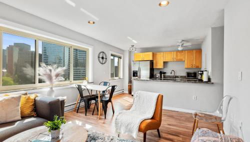 Downtown 2BR Penthouse with Prime Location & Views - Foto 4